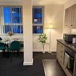 Luxury And Cosy Near Old Trafford M16 ,free Private Parking,fast Wi-fi,self Check-in Anytime Perfect For Late Arrivals, 5 Minutes To Old Trafford Stadium Lägenhet