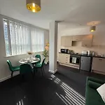 Luxury And Cosy Near Old Trafford M16 ,free Private Parking,fast Wi-fi,self Check-in Anytime Perfect For Late Arrivals, 5 Minutes To Old Trafford Stadium *
