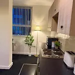 Lägenhet Luxury And Cosy Near Old Trafford M16 ,free Private Parking,fast Wi-fi,self Check-in Anytime Perfect For Late Arrivals, 5 Minutes To Old Trafford Stadium *