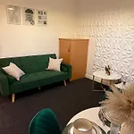 Luxury And Cosy Near Old Trafford M16 ,free Private Parking,fast Wi-fi,self Check-in Anytime Perfect For Late Arrivals, 5 Minutes To Old Trafford Stadium Lägenhet