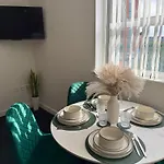 Lägenhet Luxury And Cosy Near Old Trafford M16 ,free Private Parking,fast Wi-fi,self Check-in Anytime Perfect For Late Arrivals, 5 Minutes To Old Trafford Stadium Manchester