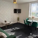 Luxury And Cosy Near Old Trafford M16 ,free Private Parking,fast Wi-fi,self Check-in Anytime Perfect For Late Arrivals, 5 Minutes To Old Trafford Stadium Manchester