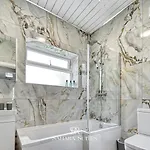 Spacious 5-bedroom - Sleeps 10 - - Parking