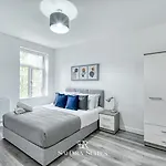 Spacious 5-bedroom - Sleeps 10 - - Parking Hébergement de vacances Manchester