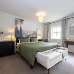 Luxury Spacious 3-bed Oasis Just 10 Mins From Centre With Free Parking Prázdninový dům *