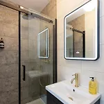 Luxury Spacious 3-bed Oasis Just 10 Mins From Centre With Free Parking Manchester