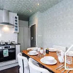 Semesterbostad Spacious 3 Bed With Pac-man, Darts And 2 Parking Spaces Manchester