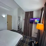 בית הארחה Metrostay 4*