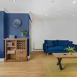 Konukevi Guestready - Charming Retreat In Trafford 4*