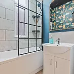 4 Bedroom House In Eccles, Trafford, - Sleeps 10 - 3 Double Beds - 4 Single Beds - Free Parking, Garden & Fast Fibre Wi-fi - Close To Trafford Centre, Mediacityuk, Salford Quays, And Both Old Trafford Stadiums Feriehus Manchester