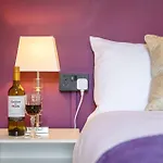 Semesterbostad Bright And Cosy 3-bedroom Near - Free Parking - Sleeps 6