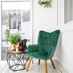 Semesterbostad Bright And Cosy 3-bedroom Near - Free Parking - Sleeps 6