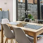 Konukevi Guestready - Charming Retreat In Trafford