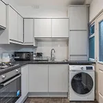 4 Bedroom House In Eccles, Trafford, - Sleeps 10 - 3 Double Beds - 4 Single Beds - Free Parking, Garden & Fast Fibre Wi-fi - Close To Trafford Centre, Mediacityuk, Salford Quays, And Both Old Trafford Stadiums Feriehus Manchester