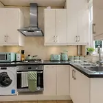 Semesterbostad Bright And Cosy 3-bedroom Near - Free Parking - Sleeps 6