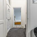 4 Bedroom House In Eccles, Trafford, - Sleeps 10 - 3 Double Beds - 4 Single Beds - Free Parking, Garden & Fast Fibre Wi-fi - Close To Trafford Centre, Mediacityuk, Salford Quays, And Both Old Trafford Stadiums
