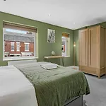 Konukevi Guestready - Charming Retreat In Trafford 4*
