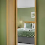 Konukevi Guestready - Charming Retreat In Trafford