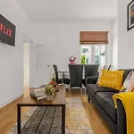 Semesterbostad Bright And Cosy 3-bedroom Near - Free Parking - Sleeps 6