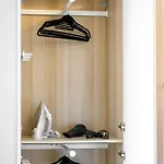 Bright And Cosy 3-bedroom Near - Free Parking - Sleeps 6 *