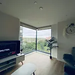 Sky View Centre Luxe - 2 Bedrooms Apartmán *