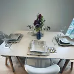 Sky View Centre Luxe - 2 Bedrooms Apartmán