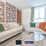 Luxury Retreat For 10 Short Lets & Serviced With Hot Tub And Spacious Garden Manchester