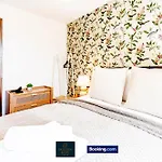 Feriehus Luxury Retreat For 10 Short Lets & Serviced With Hot Tub And Spacious Garden
