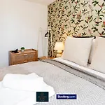 Luxury Retreat For 10 Short Lets & Serviced With Hot Tub And Spacious Garden Feriehus