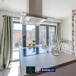 Feriehus Luxury Retreat For 10 Short Lets & Serviced With Hot Tub And Spacious Garden
