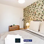 Feriehus Luxury Retreat For 10 Short Lets & Serviced With Hot Tub And Spacious Garden
