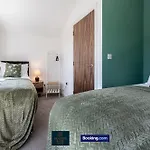 Luxury Retreat For 10 Short Lets & Serviced With Hot Tub And Spacious Garden * Manchester