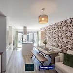 Feriehus Luxury Retreat For 10 Short Lets & Serviced With Hot Tub And Spacious Garden Manchester