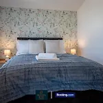 Luxury Retreat For 10 Short Lets & Serviced With Hot Tub And Spacious Garden Feriehus