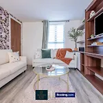 Luxury Retreat For 10 Short Lets & Serviced With Hot Tub And Spacious Garden