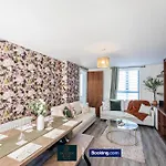 Luxury Retreat For 10 Short Lets & Serviced With Hot Tub And Spacious Garden Manchester