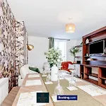 Luxury Retreat For 10 Short Lets & Serviced With Hot Tub And Spacious Garden * Manchester