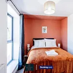 Luxury Retreat For 10 Short Lets & Serviced With Hot Tub And Spacious Garden Manchester