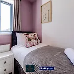 Luxury Retreat For 10 Short Lets & Serviced With Hot Tub And Spacious Garden Feriehus *