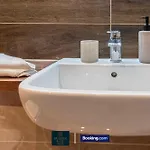 Luxury Retreat For 10 Short Lets & Serviced With Hot Tub And Spacious Garden * Manchester