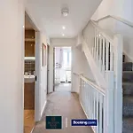 Luxury Retreat For 10 Short Lets & Serviced With Hot Tub And Spacious Garden *