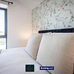 Luxury Retreat For 10 Short Lets & Serviced With Hot Tub And Spacious Garden Feriehus Manchester