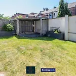 Luxury Retreat For 10 Short Lets & Serviced With Hot Tub And Spacious Garden *
