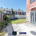 Feriehus Luxury Retreat For 10 Short Lets & Serviced With Hot Tub And Spacious Garden Manchester