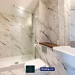 Luxury Retreat For 10 Short Lets & Serviced With Hot Tub And Spacious Garden