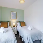 Stylish - 5g Wifi - Free Off-road Parking - Sleeps 6 *