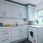 Stylish - 5g Wifi - Free Off-road Parking - Sleeps 6 Ferienhaus *