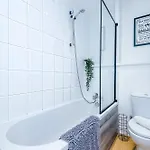 Ferienhaus Stylish - 5g Wifi - Free Off-road Parking - Sleeps 6 Manchester