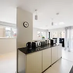 2 Bed Modern Flat, Castlefield, Citycentre, Parking, Self-checkin, Sleeps 4, Balcony, Wifi, Views Apartmán