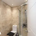 Modern 4 Bedroom Victorian Private Detached Close To Вилла
